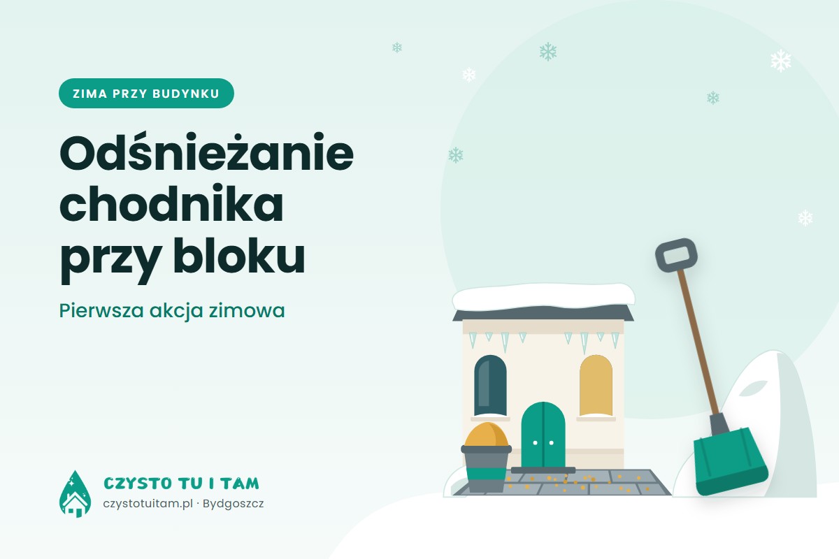 Odśnieżony chodnik przed budynkiem, łopata do śniegu i zaspa – odśnieżanie chodnika przy bloku i kamienicy